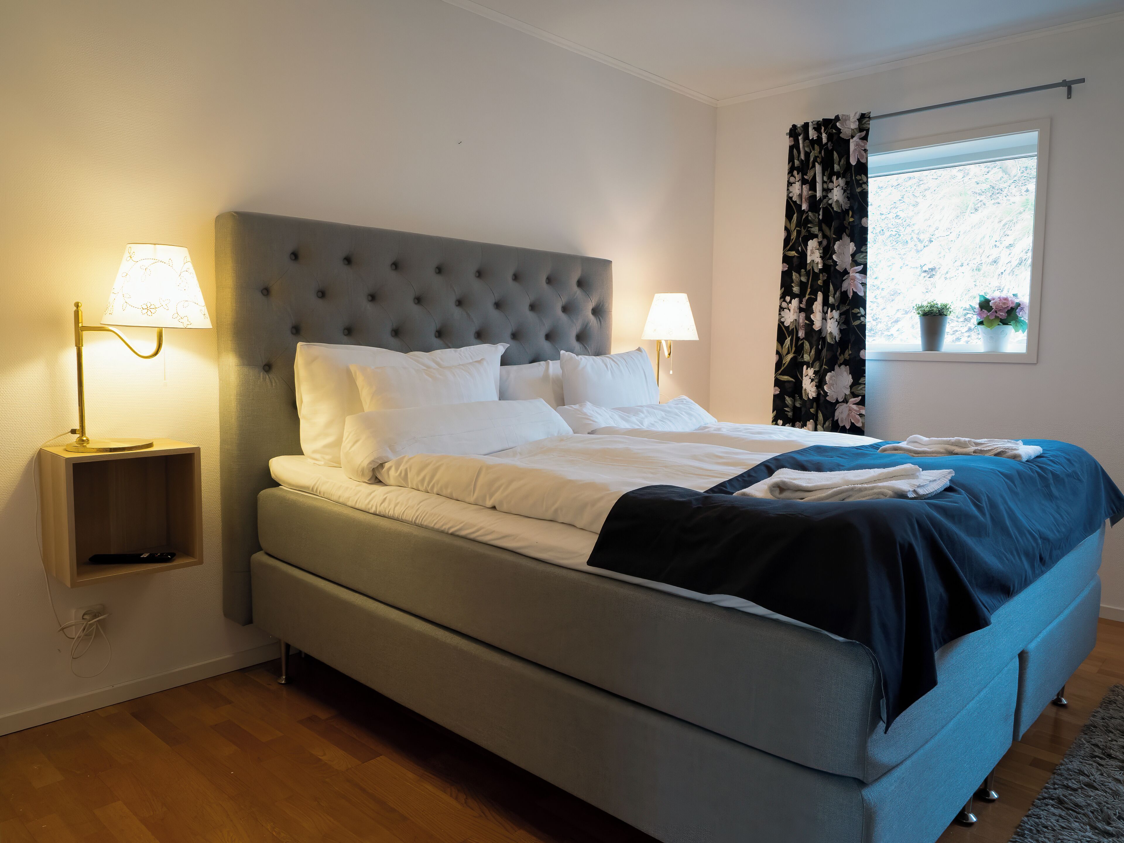 Desk, free WiFi, wheelchair access