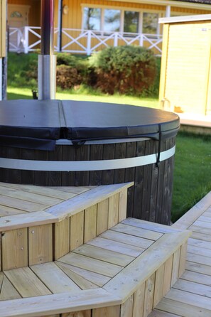 Outdoor spa tub - Spångens Gästgivaregård (Ljungbyhed)