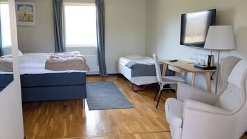 Basic-værelse til 3 personer | Skrivebord, gratis Wi-Fi, adgang for kørestole