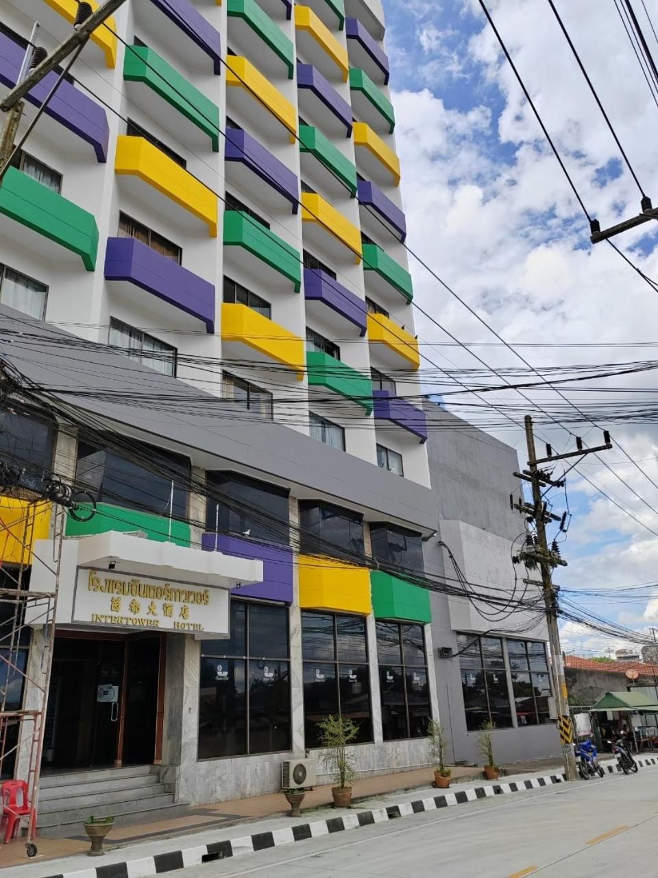 Un edificio de varios pisos con un letrero que indica que es un hotel.