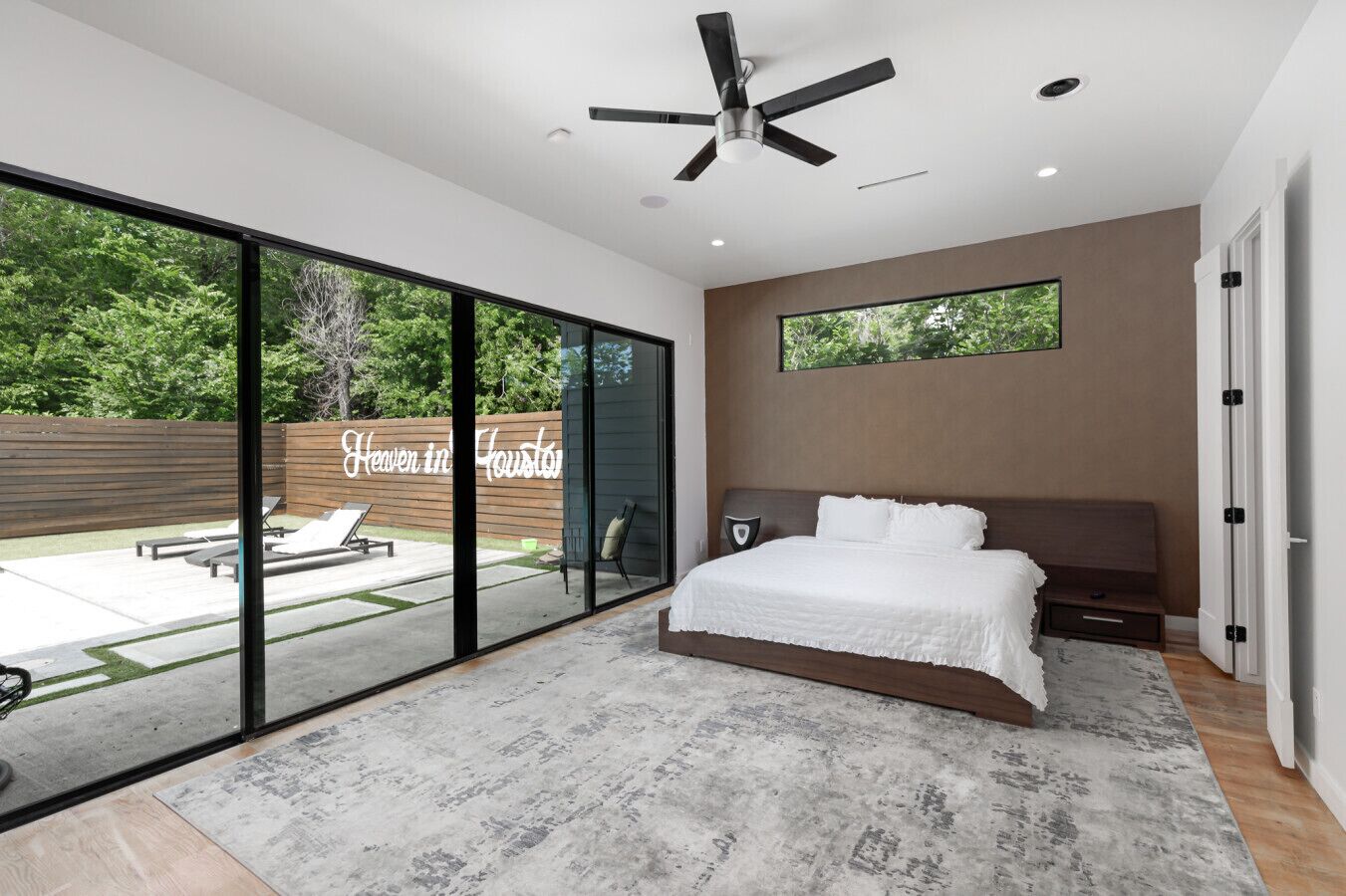 9 habitaciones, escritorio y tabla de planchar con plancha 