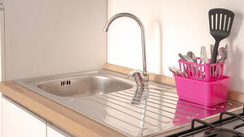 Een koelkast, een oven, een kookplaat, een waterkoker