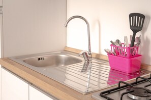 Fridge, oven, stovetop, electric kettle