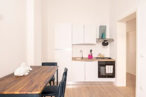 Fridge, oven, stovetop, electric kettle