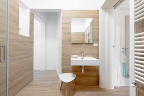 Douche, sèche-cheveux, serviettes fournies
