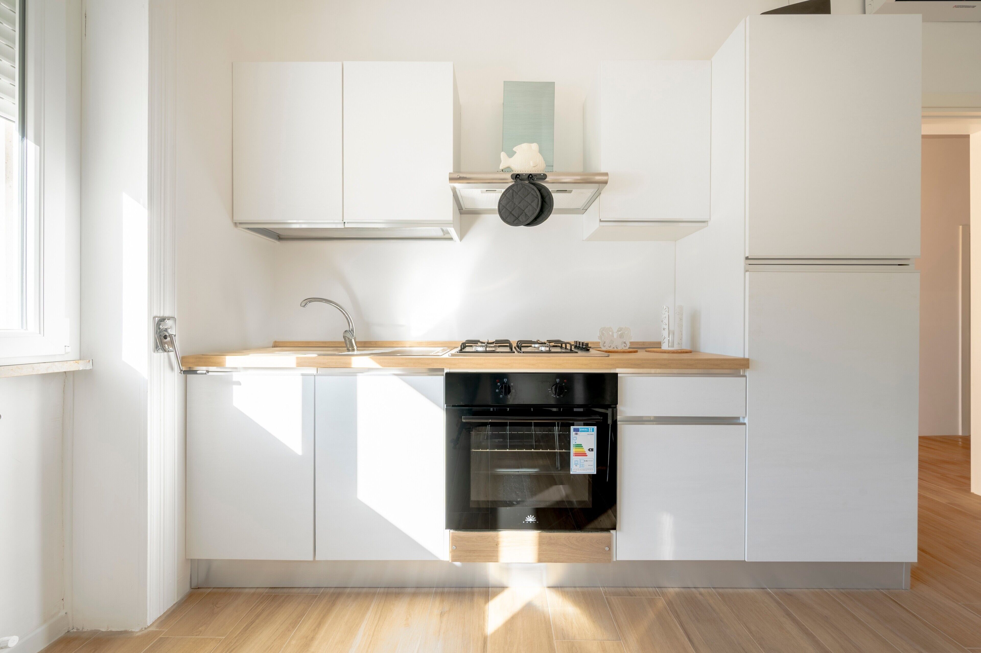 Fridge, oven, stovetop, electric kettle