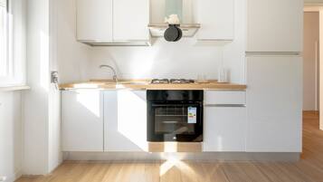 Fridge, oven, stovetop, electric kettle