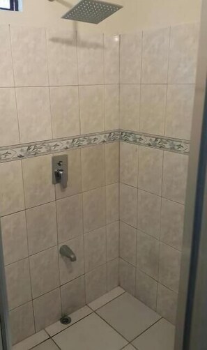 Shower, soap, toilet paper - Le Chateau - Hummingbird Apartment (Point Fortin)