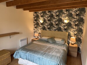 4 عدّة غرف نوم ومكواة/لوح كي وواي فاي وملاءات أسرّة