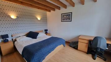 4 makuuhuonetta, silitysrauta/-lauta, Wi-Fi, vuodevaatteet