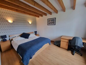 4 bedrooms, iron/ironing board, WiFi, bed sheets - Holiday Home 'La Grande Maison De Janaillat' with Private Terrace, Private Garden and Wi-Fi (Janaillat)