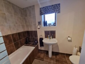Shower, hair dryer, towels - Holiday Home 'La Grande Maison De Janaillat' with Private Terrace, Private Garden and Wi-Fi (Janaillat)