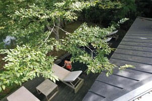 Un jardín en la azotea con zonas de estar y vistas a la vegetación circundante.