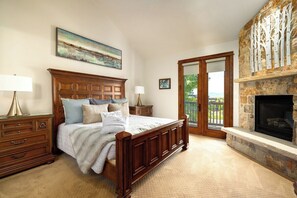 4 bedrooms, desk, iron/ironing board, free WiFi