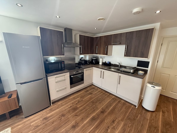 Refrigerador, microondas, horno, placa de cocina
