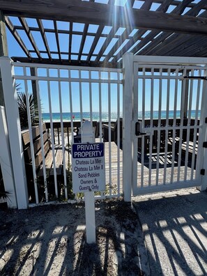 Property grounds - Dream Destin-ation Family Fun Condo- Pool, Tennis & Beach Service, Private Beach (Destin)