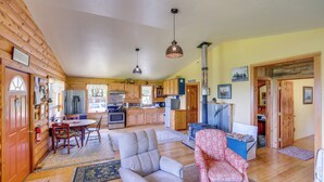 Ein Blockhaus-Interieur mit Essbereich, Küche und Wohnzimmer.