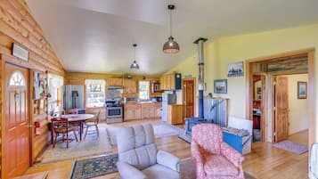 House (2 Bedrooms) | Interior