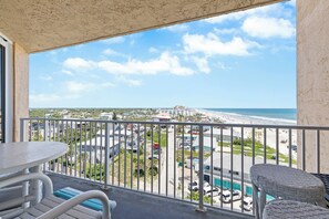 Outdoor dining - ☀️ Steps to Beach - Oceania Plaza 808 ☀️ (New Smyrna Beach)