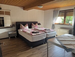 3 chambres, accès à Internet, literie fournie