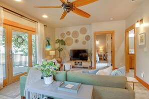 A spacious living room with a ceiling fan, a television, and a dining area with a table and chairs. - Half-mi to Scotts Mills Falls: Wine Country Apt (Scotts Mills)