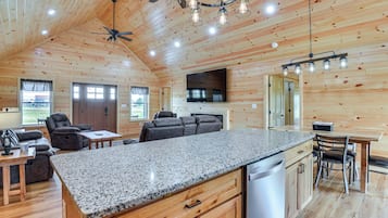 House (4 Bedrooms) | Interior