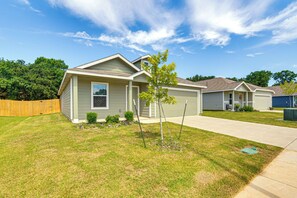 House (3 Bedrooms) | Interior - ~ 10 Mi to Dallas Hospitals: Stylish Home w/ Yard! (Dallas)