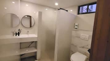 Sturta, handklæði, sápa, sjampó