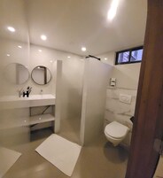 Chuveiro, toalhas de banho, sabonete, shampoo