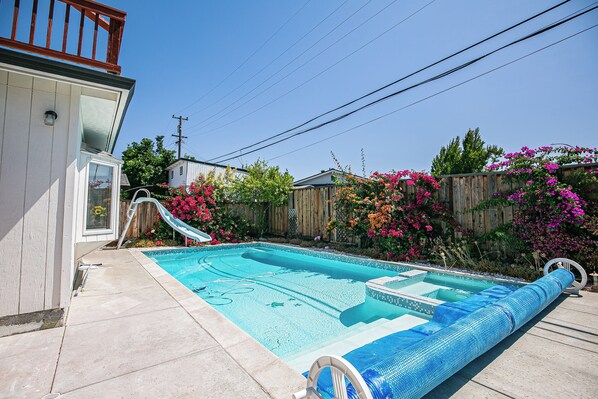 Outdoor pool - Fun 3BR w/ Pool & Slide – Pet Friendly in San Jose (San Jose)