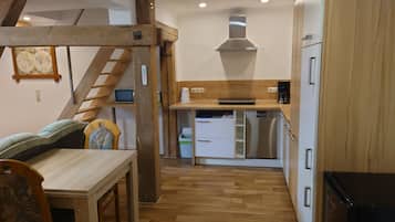 Kühlschrank, Mikrowelle, Herdplatte, Geschirrspüler