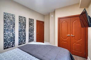 Un dormitorio con cama, armario y paneles decorativos en la pared.