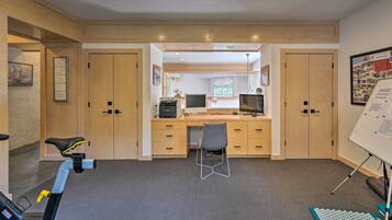 House (5 Bedrooms) | Interior