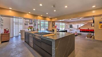 House (5 Bedrooms) | Interior