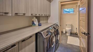 House (5 Bedrooms) | Interior