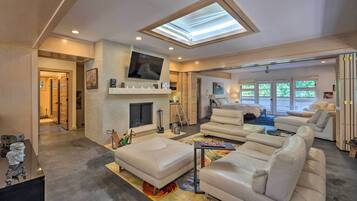 House (5 Bedrooms) | Interior