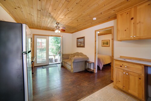 Golf & Hike: Cobb Mountain Cabin in Scenic Forest!