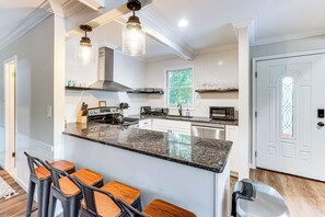 House (5 Bedrooms) | Interior