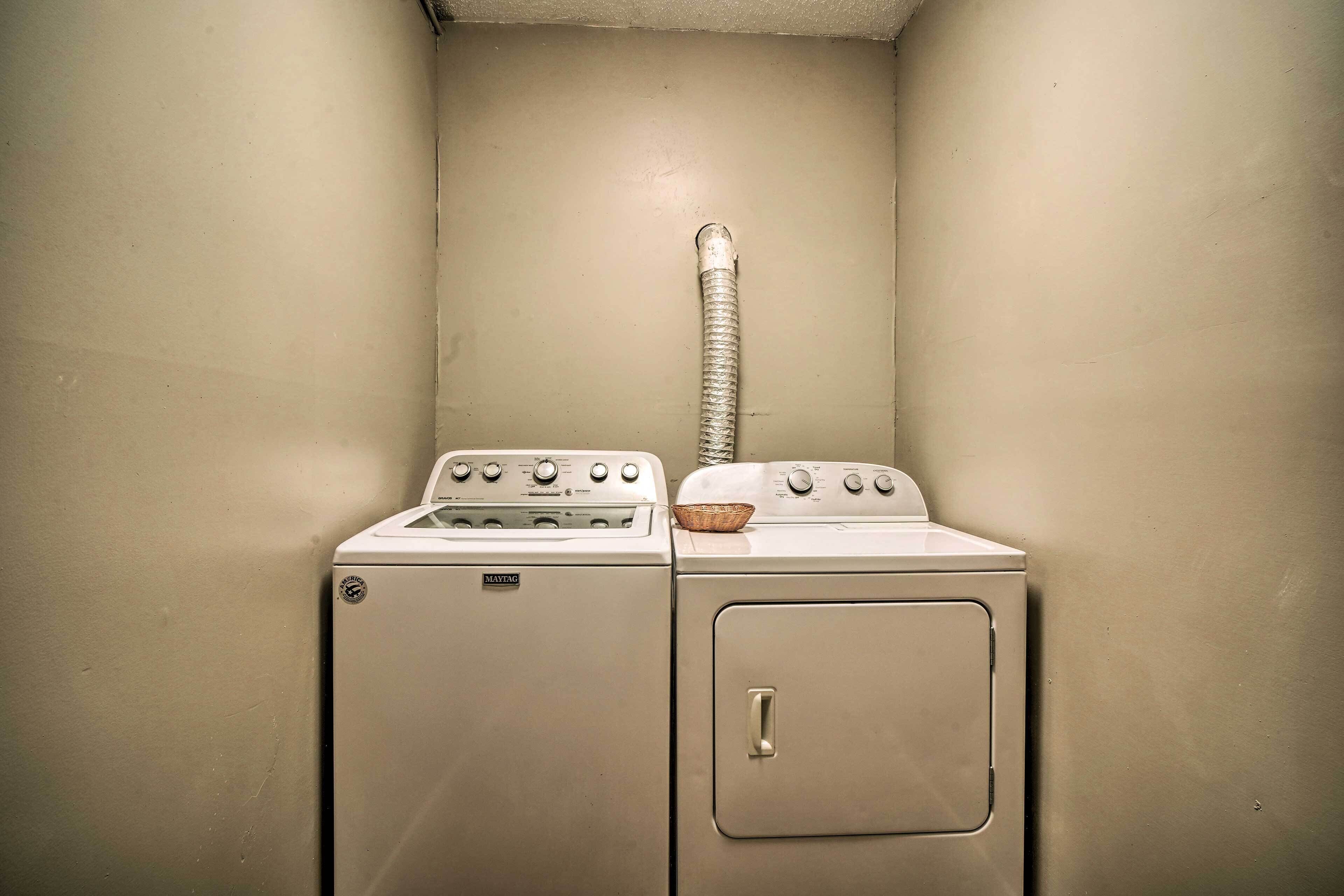 Ein kompaktes, weißes Maytag Wasch- und Trockner-Gerät mit Bedienfeld und einer Wäschekorb-Aufsetzung.