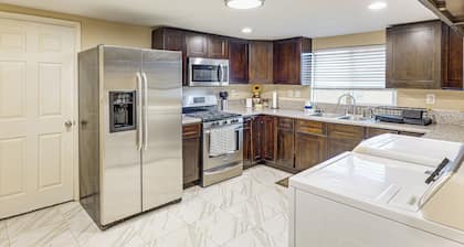 Cozy Home w/ Patio 24 Miles to Carlsbad Caverns NP