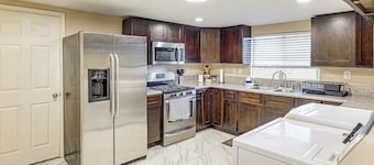 Cozy Home w/ Patio 24 Miles to Carlsbad Caverns NP