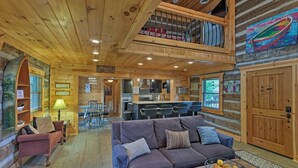 Ein Blockhaus-Interieur mit Wohnbereich, Essbereich und Küche.