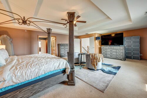 Game Room & Deck: Family Home in Chicago Area!