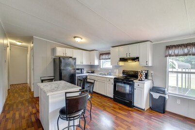 1 Mi to US Marine Base Albany: Cozy Getaway!