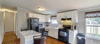 1 Mi to US Marine Base Albany: Cozy Getaway!