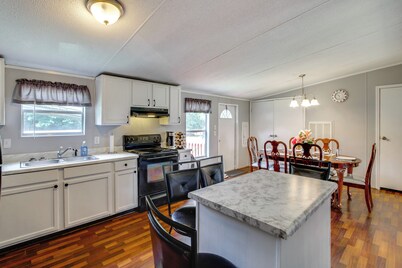 1 Mi to US Marine Base Albany: Cozy Getaway!