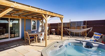 Boho Bungalow w/ Hot Tub: 16 Mi to Joshua Tree NP