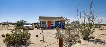 Boho Bungalow w/ Hot Tub: 16 Mi to Joshua Tree NP