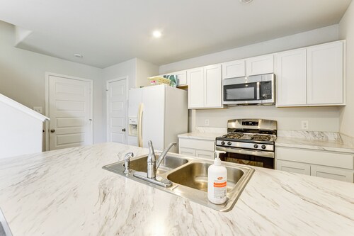 Near Hiking & Fishing: Airy Retreat in Cleveland!