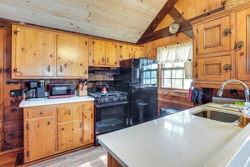Lakeside Log Cabin w/ Porch in Monadnock Region